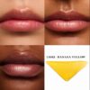 Prada Hydrating Lip Balm con aceite de jojoba en U002 Banana Yellow